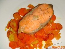 Красная рыба на оранжевой «подушке»
