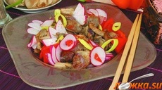Салат из свинины с грибами и редисом