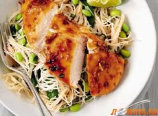 Тёплый салат из курицы с рисовой лапшой
