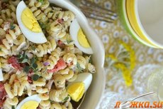 Сытный салат с макаронами, овощами и тунцом - нажмите, чтобы увидеть в полном размере Сытный салат с макаронами, овощами и тунцом