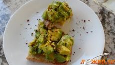 Дымчатые тосты из авокадо - нажмите, чтобы увидеть в полном размере Дымчатые тосты из авокадо