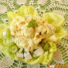 Салат из цыпленка с пастой, сельдереем и грибами