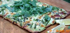 Пицца с соусом Альфредо, спаржей и зеленым горошком