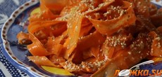 Салат из моркови с мисо-имбирной заправкой