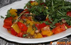 Салат из перцев с черносливом и фисташками