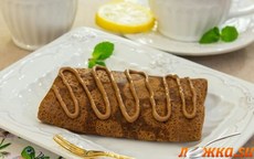 Шоколадные блинчики с бананами и орехами