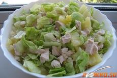 Простой салат с ананасом и куриным филе