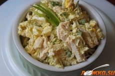 Простой салат из пекинской капусты и курицы