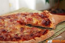 Американская пицца с колбасой салями и сыром
