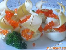 Закуска - кораблики из яиц с красной икрой