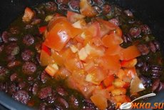 Фасоль с колбасками в мультиварке