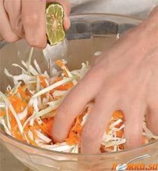 Капустный салат с черносливом и грецкими орехами