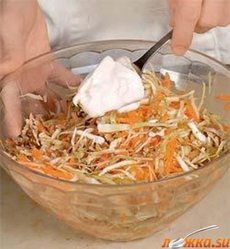 Капустный салат с черносливом и грецкими орехами