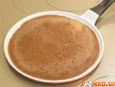 Шоколадные блинчики с бананами и орехами