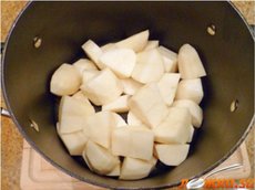 Картофельный салат с красным луком и петрушкой