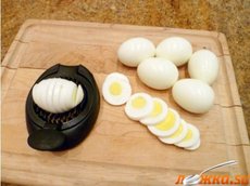 Картофельный салат с красным луком и петрушкой