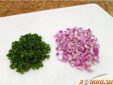 Картофельный салат с красным луком и петрушкой