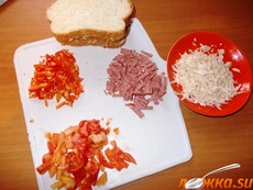 Горячий бутерброд с колбасой и сыром