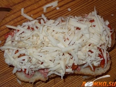 Горячий бутерброд с колбасой и сыром